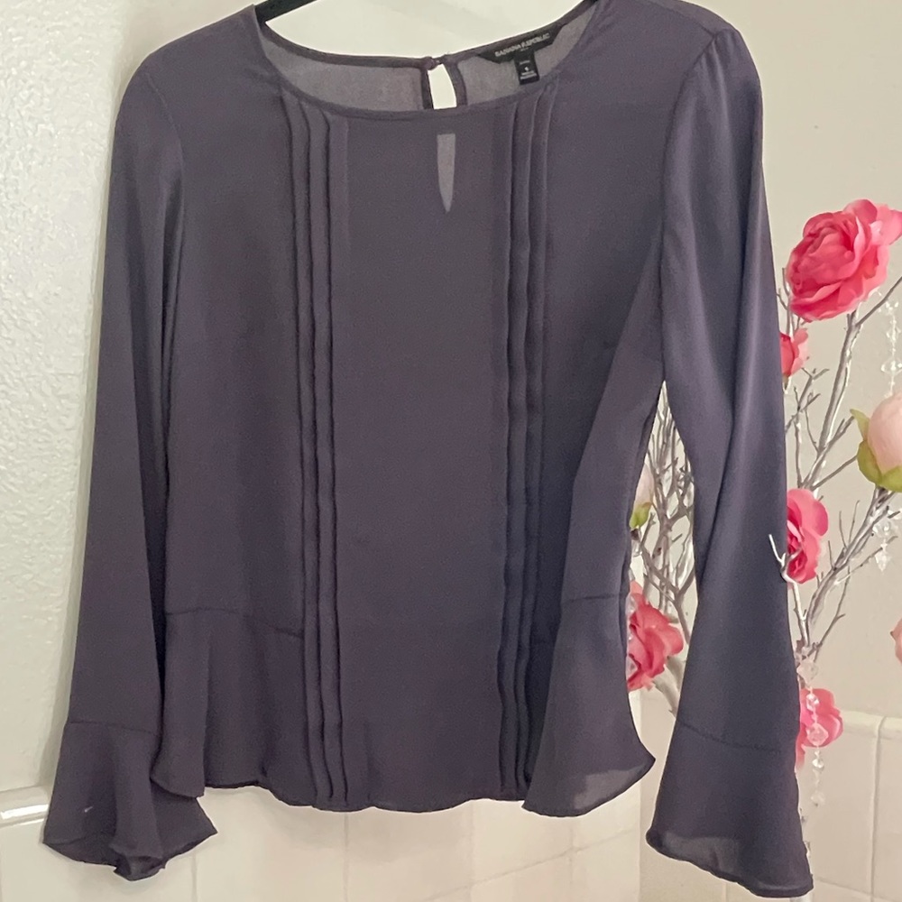 Cute petite small blouse . Great for office or business wear.